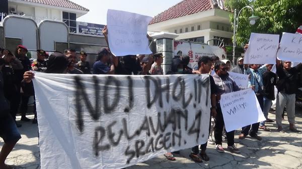 Ratusan Relawan Pendukung Caleg Terpilih PDI Perjuangan di Sragen Geruduk Kantor KPU