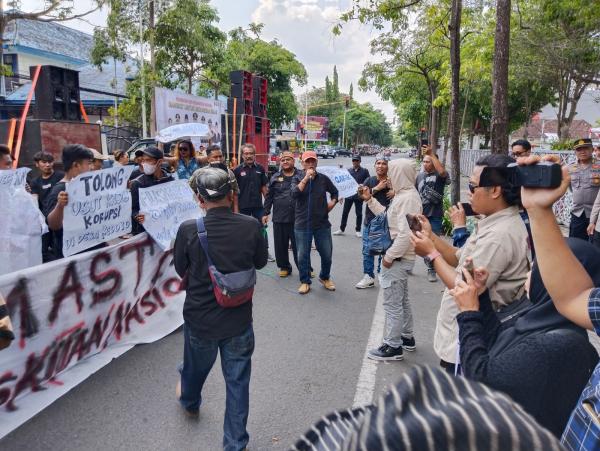AMASTA Lakukan Aksi Demo di Kankab Tulungagung, Ini Tuntutannya