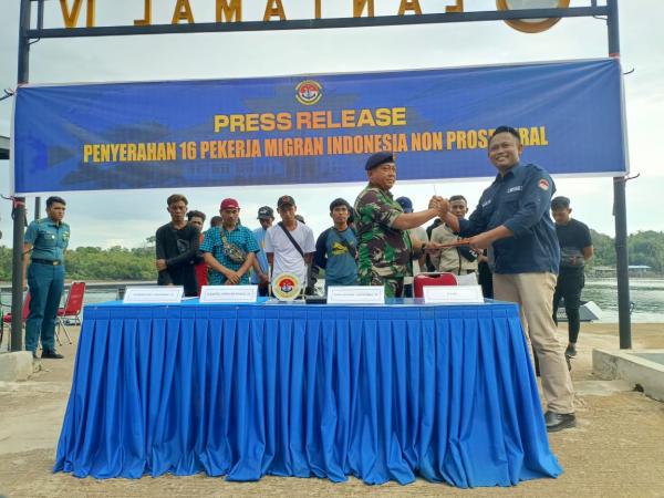 TNI AL Serahkan 16 PMI Ilegal untuk Dipulangkan ke Kampung Halaman