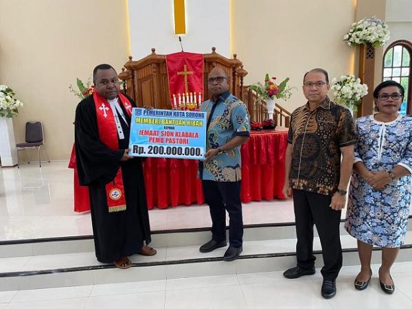 Pj Wali Kota Sorong Serahkan Bantuan Dana Hibah, Dukung Pembangunan Rumah Pastori GKI Sion Klabala