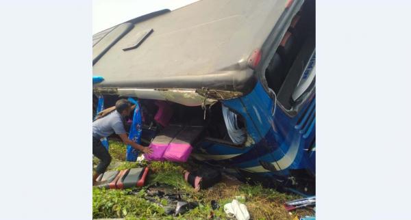 Kecelakaan Hari Ini Bus Rombongan Apdesi Kabupaten Serang Terguling di Tol Tangerang-Merak