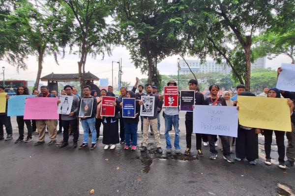 Ratusan Jurnalis di Medan Geruduk Kantor DPRD Sumut, Tolak Undang-Undang Penyiaran 