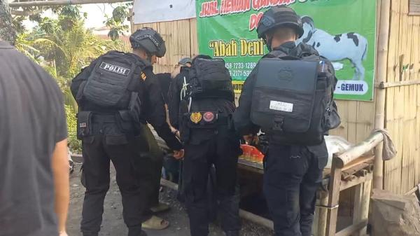 Polres Tasikmalaya Kota Gerebek Penjual Miras, BB Disimpan di Kandang Ayam dan Domba