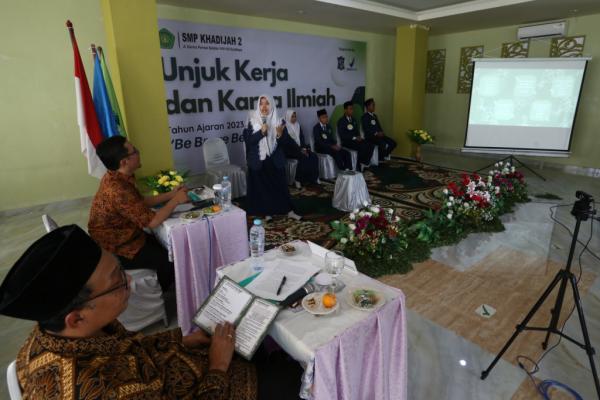 Unjuk Kerja Karya Ilmiah SMP Khadijah 2 Surabaya Hadirkan Ragam Hasil Penelitian Menarik