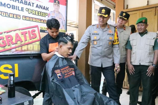 Asyiik, Sat Samapta Polres Grobogan Punya Mobil Barbershop Keliling Gratis Untuk Pelajar