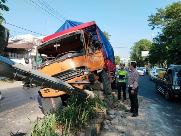 Sopir Mengantuk, Truck Fuso di Kabupaten Probolinggo Tabrak Median Jalan
