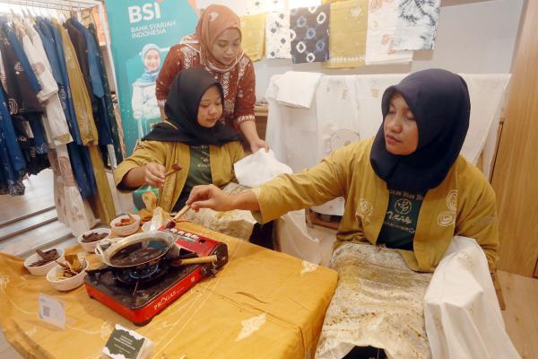 Bupati Ikfina Ajak Masyarakat Lestarikan dan Viralkan Batik Ulur Wiji