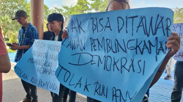 Tolak RUU Penyiaran, Ratusan Wartawan Demo ke Gedung DPRD Babel, Tak Satupun Anggota Dewan Ngantor