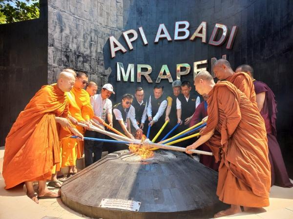 Api Dharma Tri Suci Waisak Diambil dari Api Abadi Mrapen Lalu Disakralkan di Candi Mendut