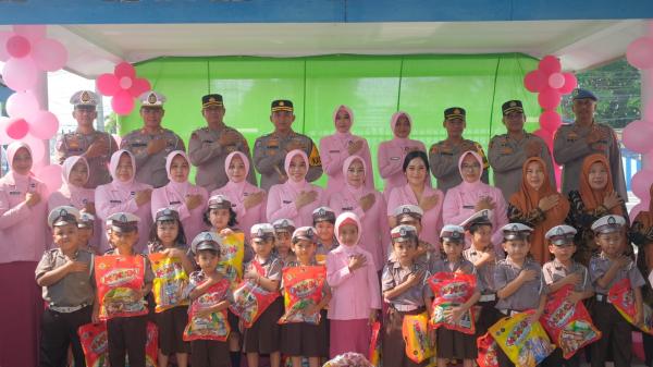 Dukung Pendidikan Usia Dini, Kapolres Subang Berikan Bantuan untuk TK Kemala Bhayangkari 14