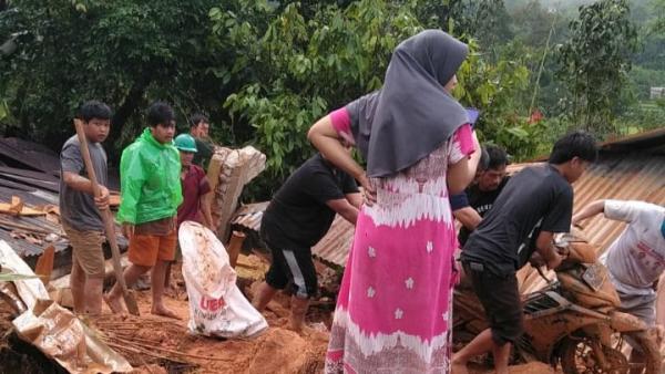 Longsor Mamasa! Akses Desa Salukepopo Tertutup, Rumah Warga Rusak Parah