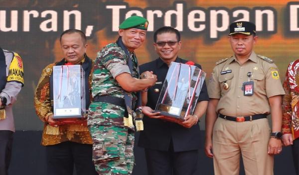Dedikasi untuk Pembangunan, Bupati Bandung Diganjar Pangdam III/Siliwangi Awards