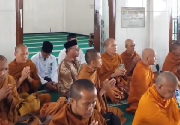 Viral Puluhan Biksu Thudong Istirahat di Masjid Bengkal, Ini Penjelasan Pj Bupati Temanggung