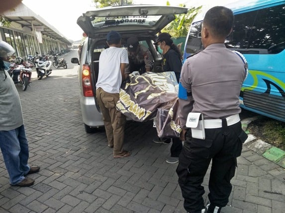 Tabrak Pohon di Menganti, Pengemudi Minibus Asal Surabaya Tewas di TKP