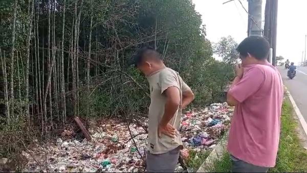 Viral! Akses Jalan Menuju KEK Tanjung Lesung Dipenuhi Sampah Berbau Menyengat