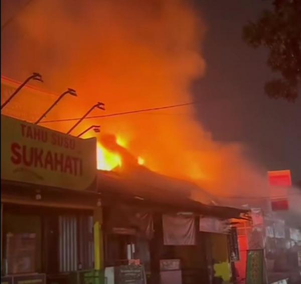 Korsleting Listrik Diduga Penyebab Kebakaran Dua Ruko di Kalimulya Depok