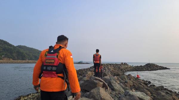 Wisatawan Asal Banyumas Tenggelam Terseret Ombak Pantai Jetis Cilacap