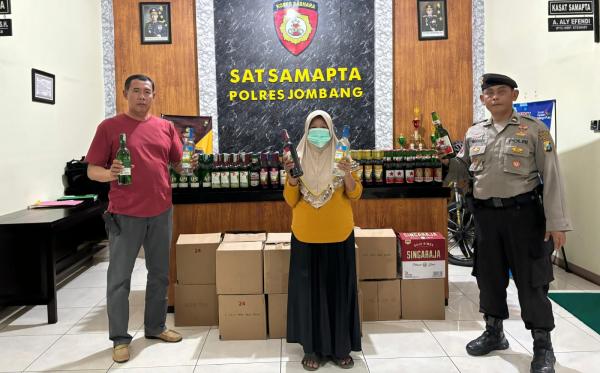 Polisi Gerebek Warung di Jombang, Temukan Ratusan Botol Miras Ilegal, Emak-Emak Diamankan