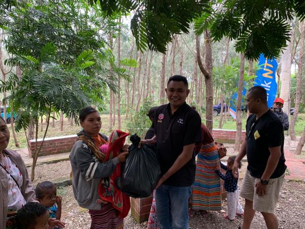 Anggota Komunitas Tokijo Timor Salurkan Sembako untuk Anak-Anak Stunting di TTS