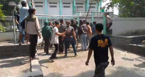 Dua Kelompok Massa di Pabrik Hebel Cianjur Bentrok, Satu Anggota Polisi Terluka