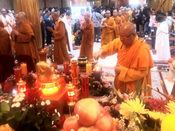 8000 Umat Buddha Hadiri Perayaan Waisak di Wihara Ekayana Arama