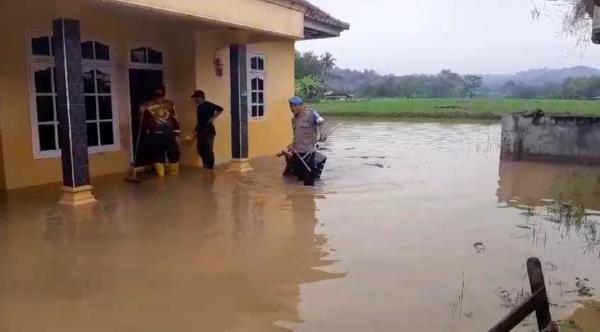 Sungai Cisanggarung Meluap, Ratusan Warga Mengungsi Akibat Rumah Terendam Banjir di Kuningan