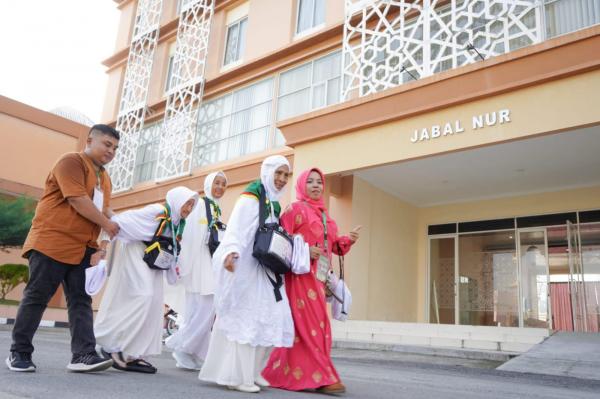 Kisah Bunda Erde Layani Jemaah Lansia dan Disabilitas Selama 24 Tahun di Asrama Haji Medan