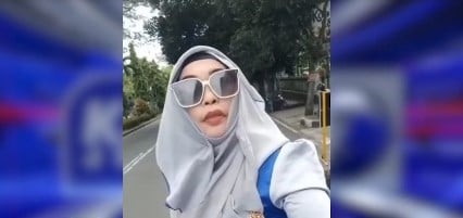 Viral Emak- Emak Ngevlog di Depan Mall hingga ke Jalan Raya  