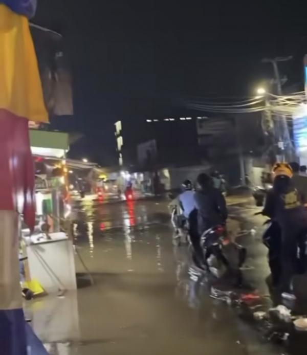 Banjir Rendam Perumahan di Sawangan Akibat Luapan Kali Mampang