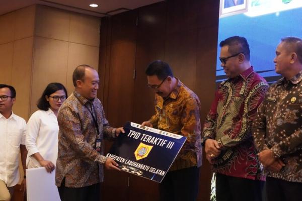 H Edimin Terima Penghargaan Dari Bank Indonesia