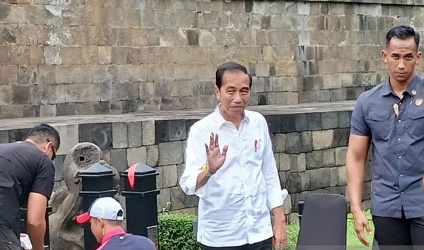 Momen Jokowi Ajak Jan Ethes dan La Lembah Manah Menaiki Candi Borobudur