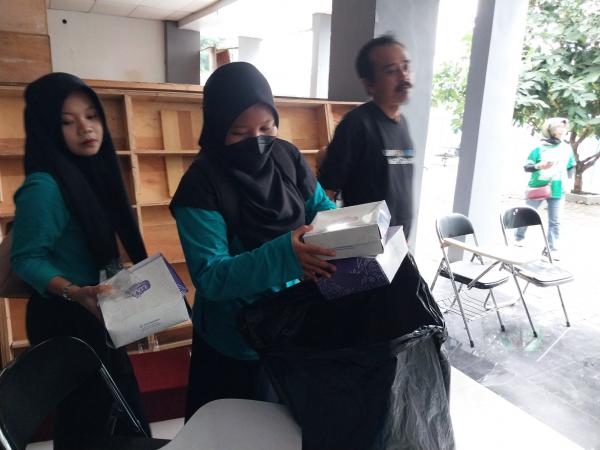 Aksi Nyata Relawan Hijau UMP Tangani Sampah Usai Festival Balon Udara