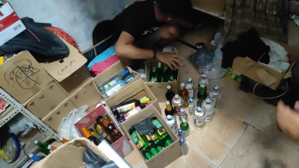 Polisi Jombang Gencar Razia Miras, Ratusan Botol Disita di Warung Sembako?