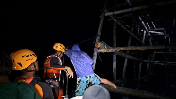 Dihantam Ombak Besar, Kapal Nelayan Tenggelam di Pulau Semujur, 2 ABK Diselamatkan Nelayan Bagan