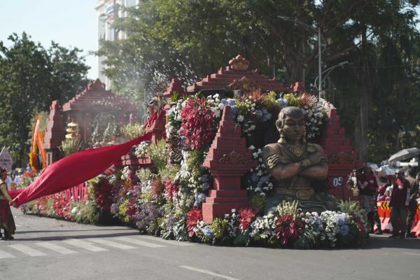 Kemegahan Tema Kerajaan Kontingan PT Gudang Garam Dalam Parade Budaya Surabaya Vaganza 2024