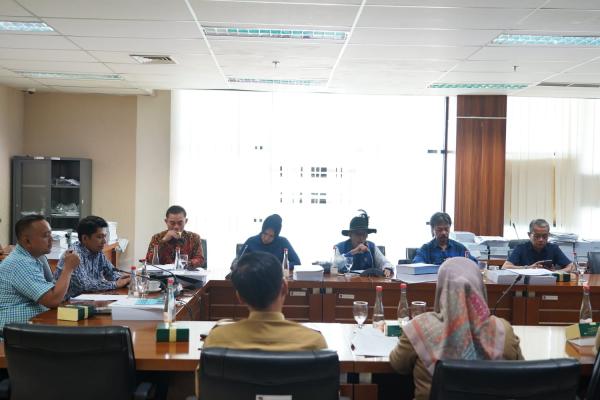 Komisi III Gelar Raker dengan DLH Kota Bogor Bahas Masalah Sampah dan Kesejahteraan Petugas