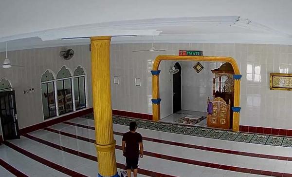 Pencuri Kotak Amal Masjid di Pangkalan Bun Terekam CCTV, Pelaku Berpura Pura Ibadah