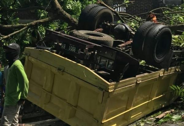 Truk Alami Rem Blong Tabrak Mobil dan Motor di Jalan Kolonel Masturi Cimahi, Satu Tewas
