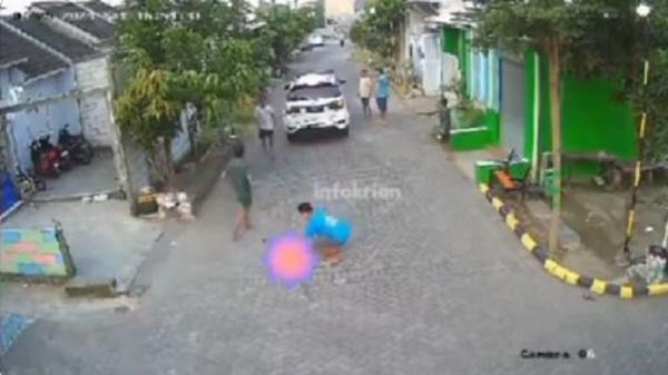 Lagi Asyik Bermain di Jalan, Bocah 2 Tahun di Sidoarjo Tewas Terlindas Mobil Tetangga Terekam CCTV 