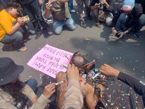 Pers Dibungkam! Aksi di Depan Gedung DPRD Kota Tangerang Gelar Teatrikal