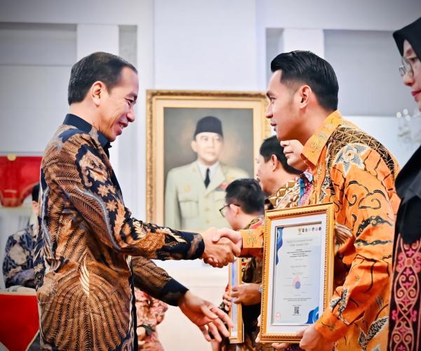 Presiden Jokowi Serahkan Penghargaan SPBE Kepada Bupati Tuban Aditya Halindra Faridzky