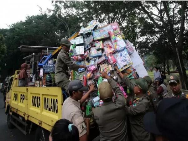Meresahkan, Satpol-PP Kota Malang Razia PKL Liar Yang Berjualan Di Sekitaran Alun-Alun Merdeka