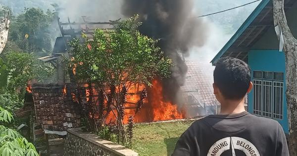 Kebakaran Terjadi Saat Siang Bolong Sebuah Rumah di Desa Mulyajaya Banjarwangi Rata dengan Tanah