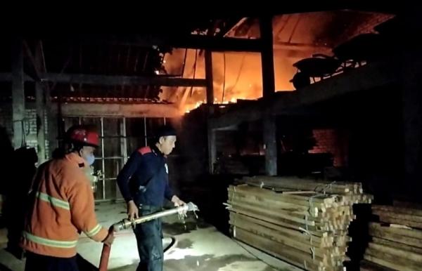 Gudang Kayu di Tuban Terbakar