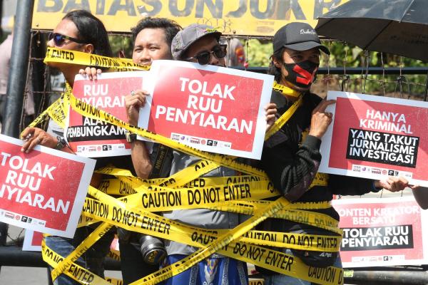 PFI Surabaya Bareng AJI dan Sejumlah Elemen Demo Tolak RUU Penyiaran