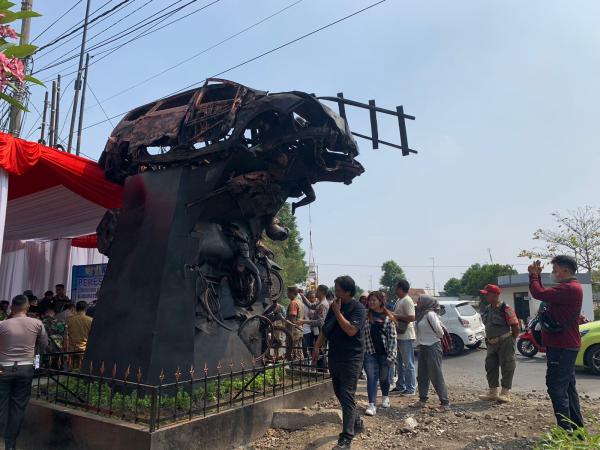 Kapolres Karawang Bangun Monumen Maut di Perlintasan Kereta Api Sebagai Pengingat Kewaspadaan