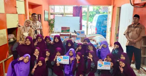 BRI kanca Lebak Bulus Peduli Anak Yatim dengan Membagikan Paket Sembako ke Yayasan Mizan Amanah