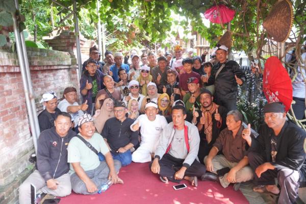 Ratusan Warga Sukabumi Geruduk Rumah Dedi Mulyadi, Sampaikan Dukungan Untuk Pilgub Jabar