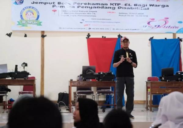 Imam Budi Hartono Turun Langsung Bagikan KTP kepada Penyandang Disabilitas di Depok