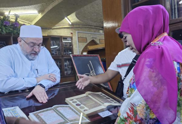 Khofifah Jelajahi Perpusatakaan Tertua dan Terbesar di Negeri Pusat Peradaban dan Kebudayaan Islam